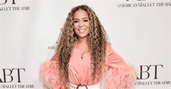 How tall is Sunny Hostin