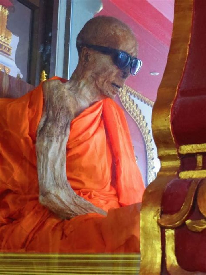 Luang Pho Daeng Mummy